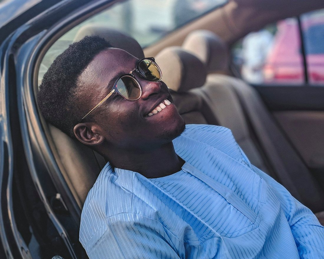 Propriétaire souriant au volant de sa voiture